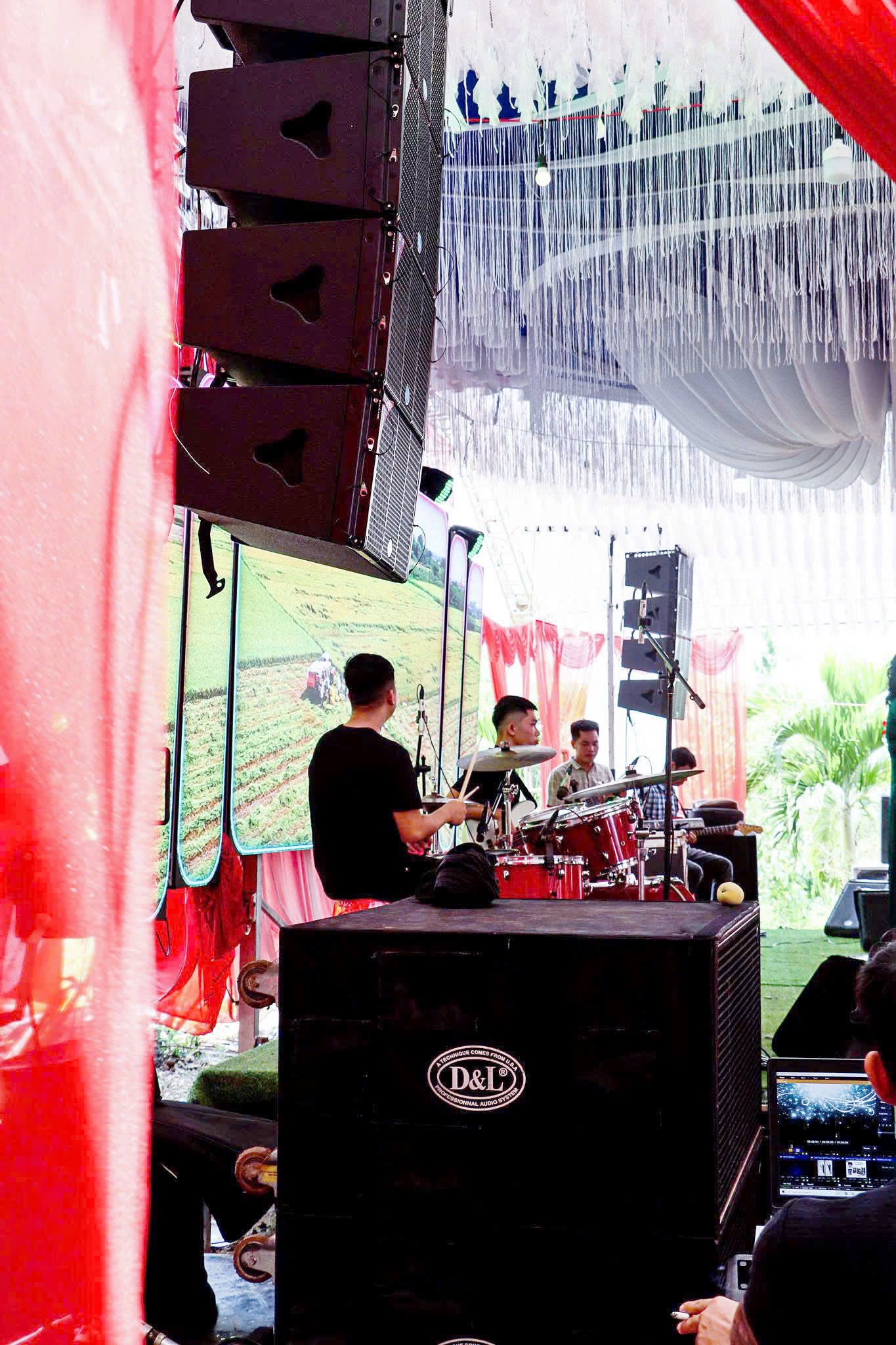 Ban nhạc live biểu diễn với hệ thống loa subwoofer AR-218 tiệc cưới Đắk Lắk
