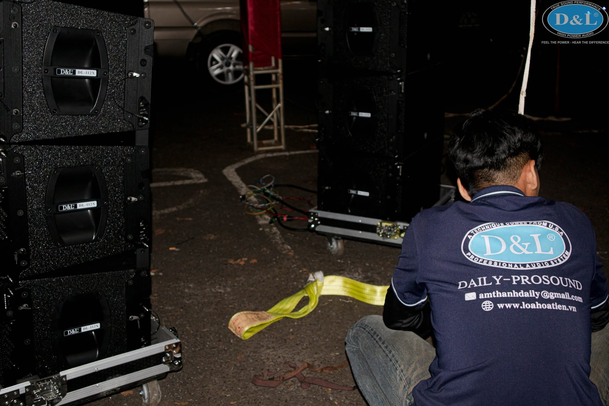 Đội kỹ thuật Daily Prosound lắp đặt hệ thống loa D&L ban đêm cho sự kiện