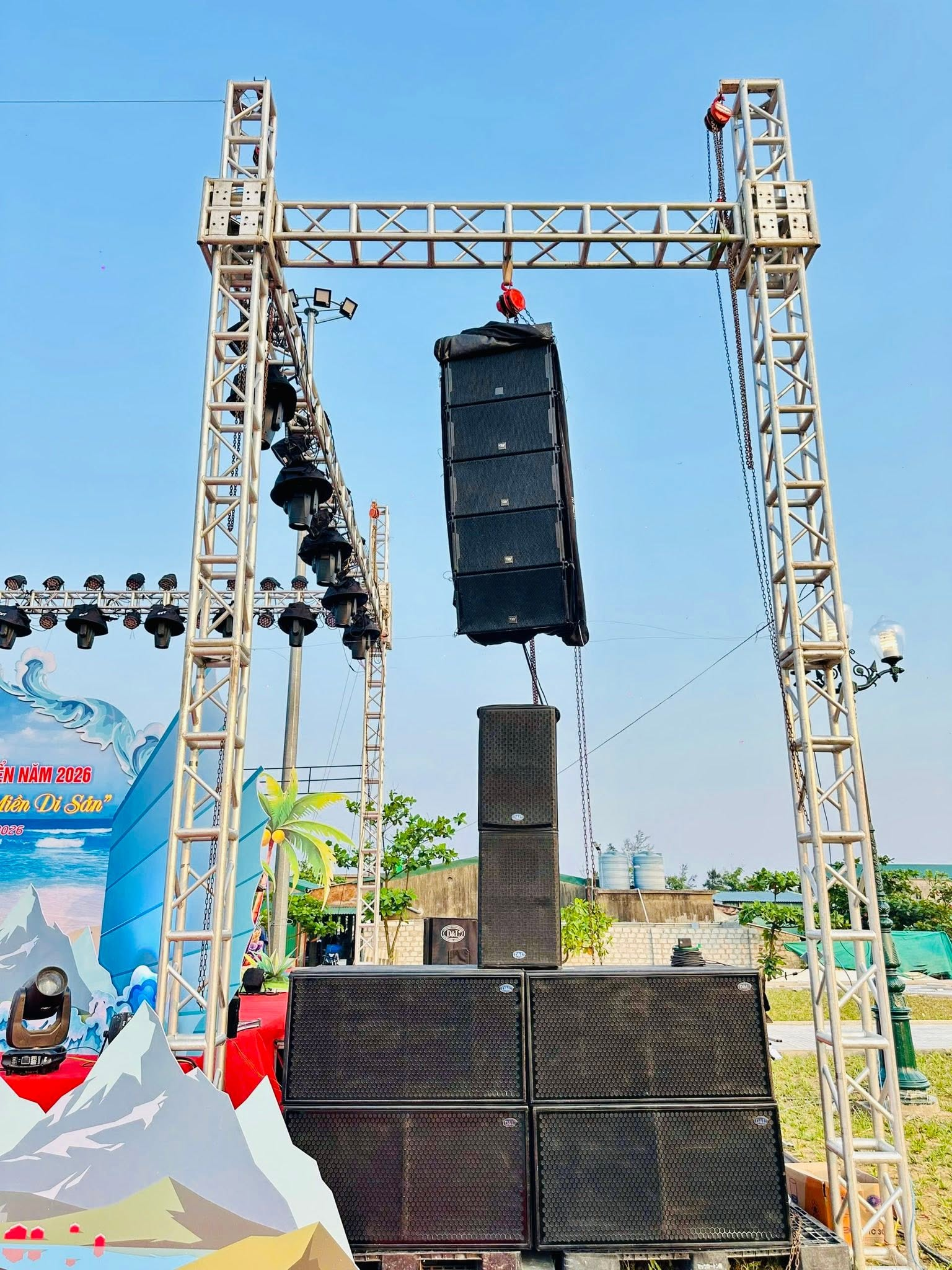 Line array và loa subwoofer AR-218 treo cần cẩu chuẩn bị demo sân vận động Dầu Tiếng