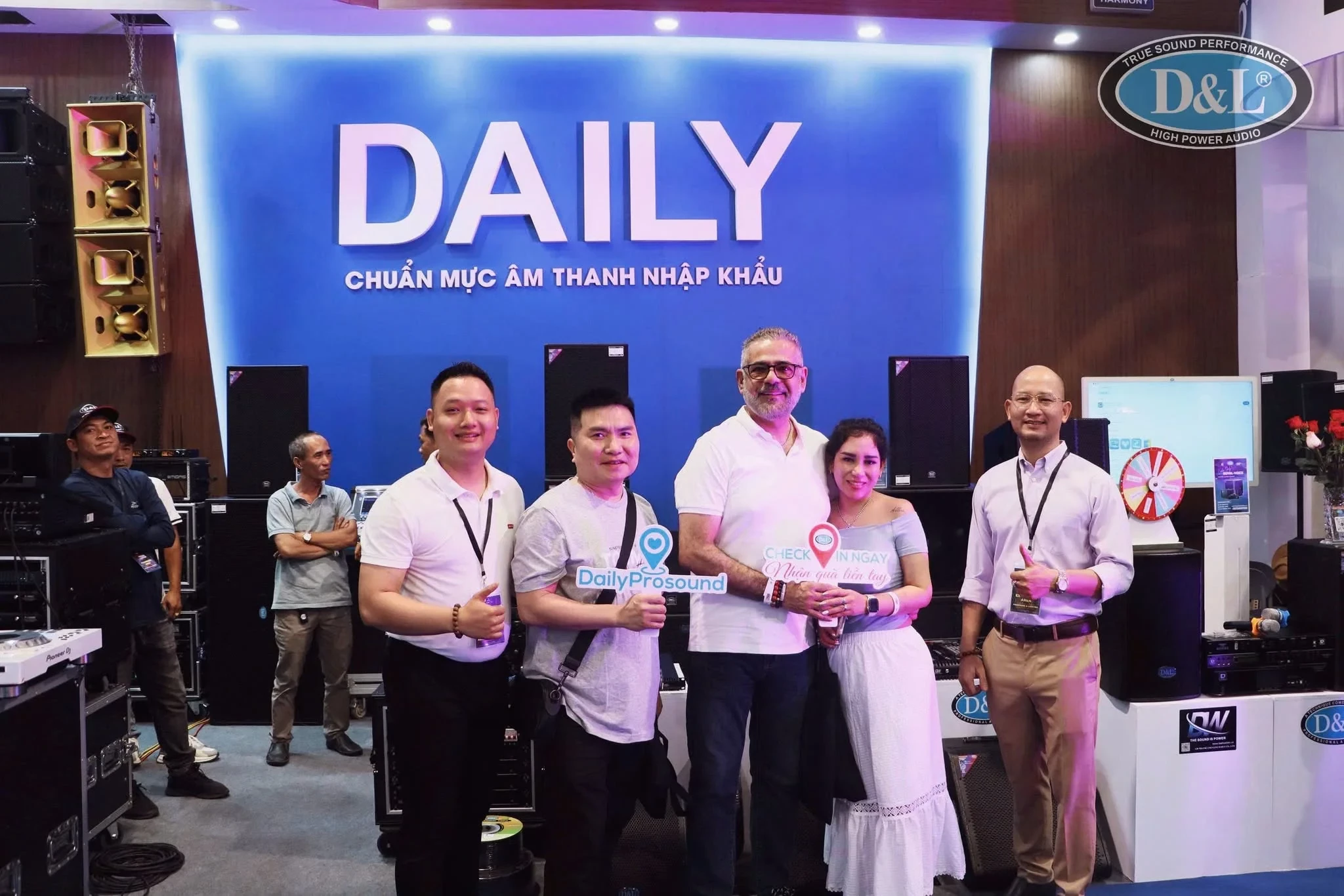 Kỹ sư âm học Caeser McMahon cùng đội ngũ Daily Prosound tại gian hàng DAILY Kỹ sư âm học Caeser McMahon cùng đồng nghiệp tại gian hàng DAILY