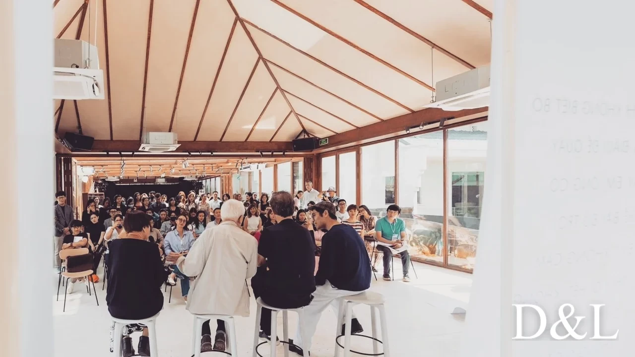 Buổi talk đông khán giả tại De La Sól, âm trầm chắc từ loa sub điện bass 30 Buổi talk đông khán giả tại De La Sól, âm trầm chắc từ loa sub điện bass 30