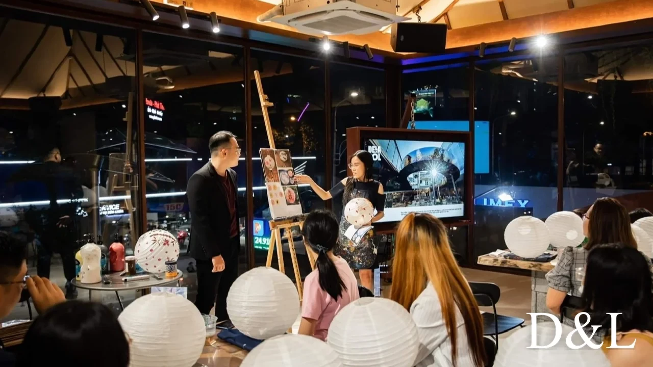 Diễn giả thuyết trình bên màn hình LED, âm thanh hỗ trợ bởi loa sub điện bass 30 Diễn giả thuyết trình bên màn hình LED, âm thanh hỗ trợ bởi loa sub điện bass 30