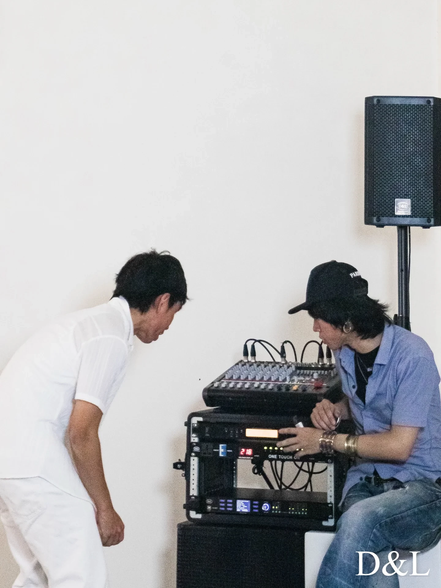Kỹ thuật viên chỉnh mixer setup loa sub điện bass 30 tại Underground Freshman Cypher 2026 Kỹ thuật viên chỉnh mixer setup loa sub điện bass 30 tại Underground Freshman Cypher 2026
