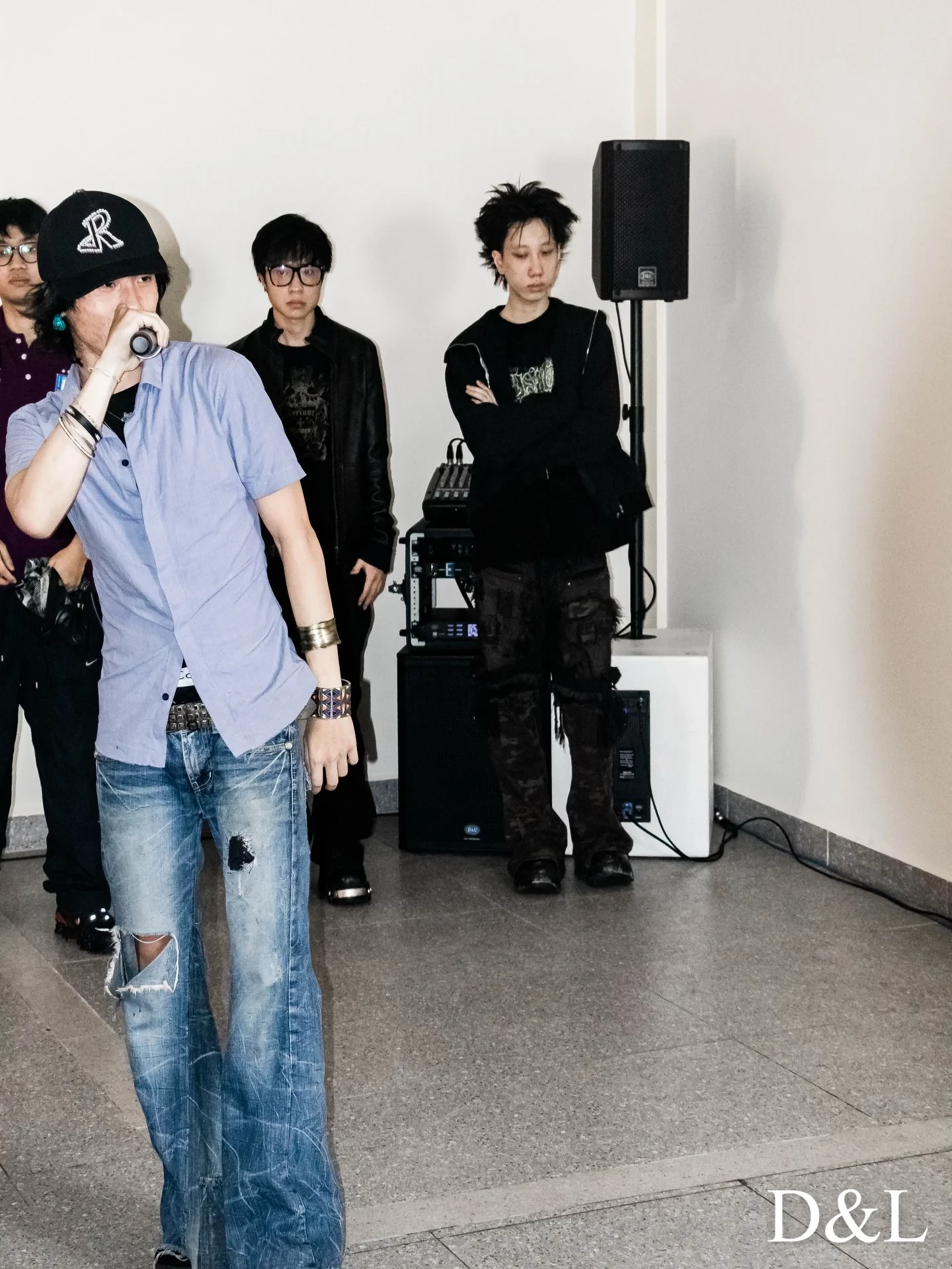 Nghệ sĩ biểu diễn tại Underground Freshman Cypher 2026 với hệ thống loa sub điện bass 30 Nghệ sĩ biểu diễn tại Underground Freshman Cypher 2026 với hệ thống loa sub điện bass 30
