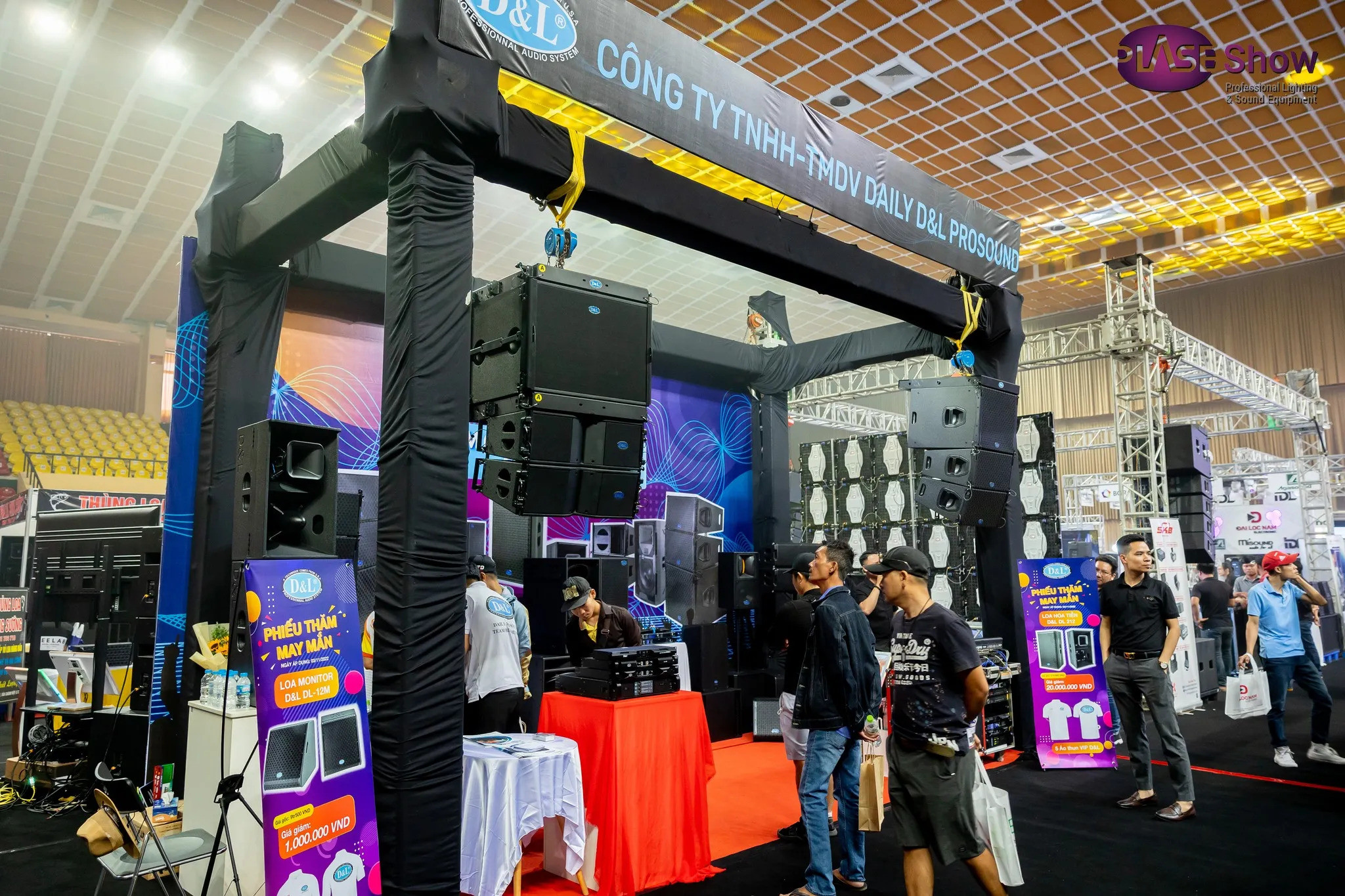 Khách hàng trải nghiệm và tham quan gian hàng D&L Daily Prosound tại PLASE SHOW 2022