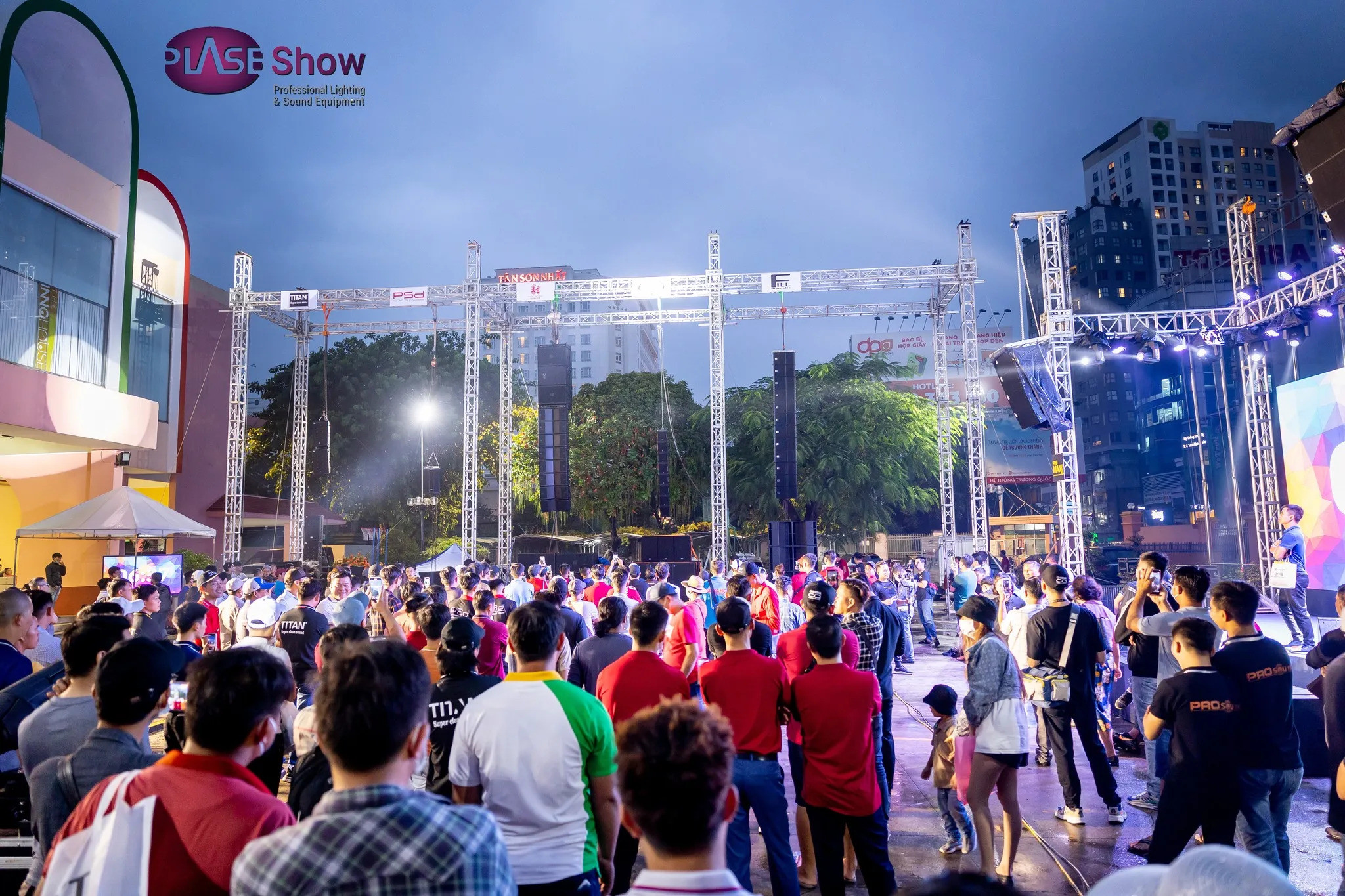 Đông đảo khách tham quan tập trung tại gian hàng D&L Daily Prosound PLASE SHOW 2022