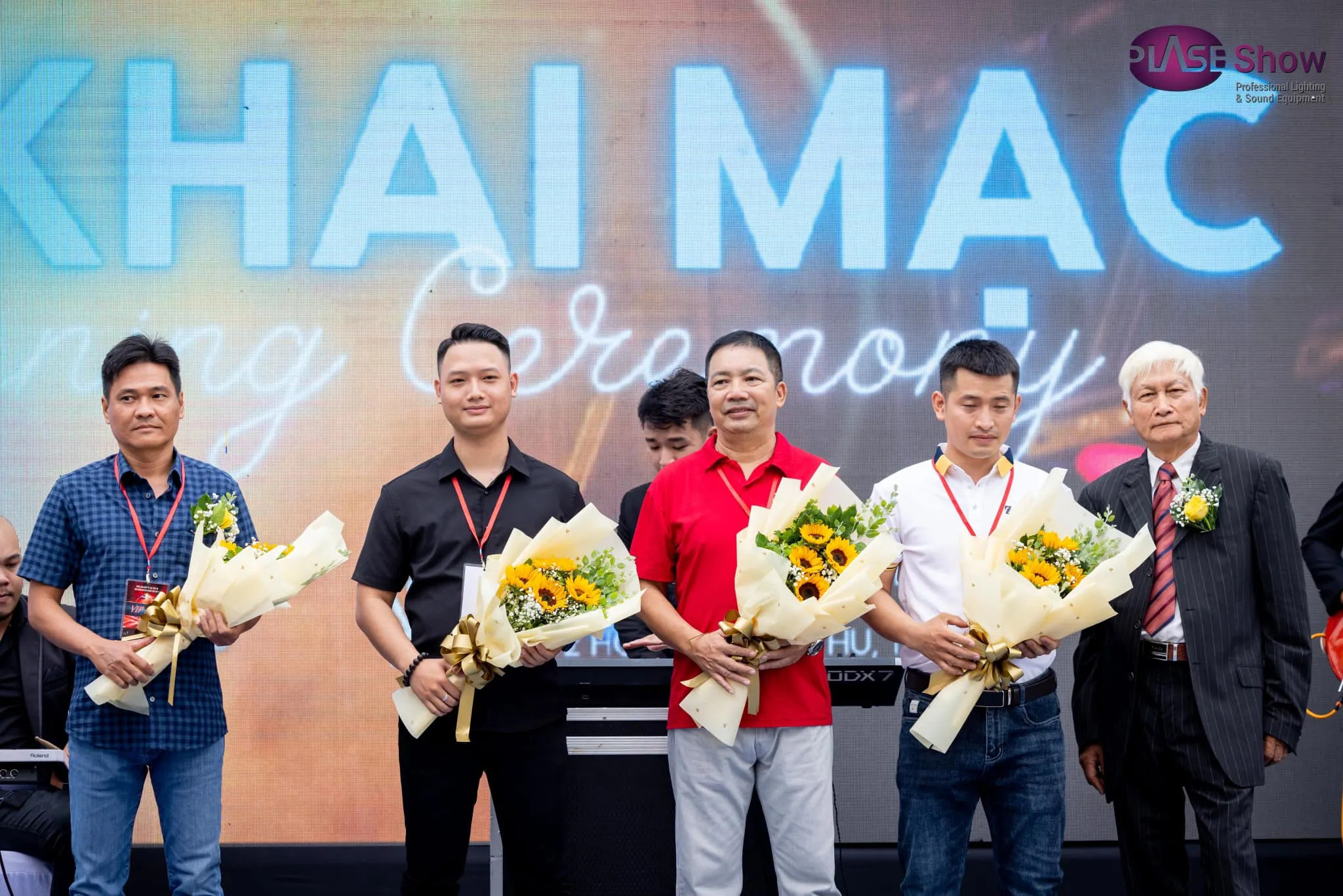 Đại diện DAILY Prosound nhận hoa tại lễ khai mạc PLASE SHOW 2022