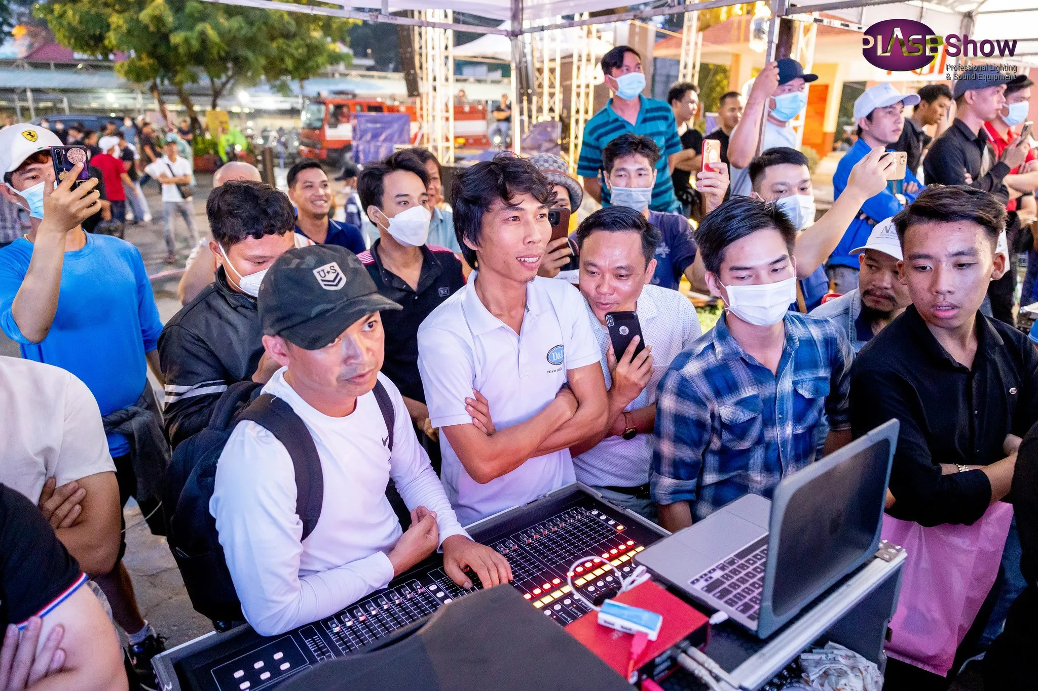 Kỹ thuật viên DAILY Prosound vận hành bàn mixer tại PLASE SHOW 2022 với đông đảo khán giả theo dõi